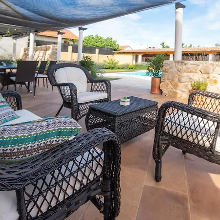 Bozini Dvori- With Pool, Sauna , Jacuzzi And Multifunkcional Sport Court