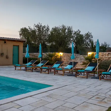Bozini Dvori- With Pool, Sauna , Jacuzzi And Multifunkcional Sport Court بيوغْغاد نا موغو