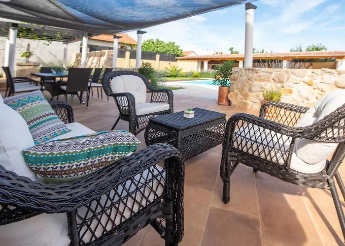 Bozini Dvori- With Pool, Sauna , Jacuzzi And Tennis Court