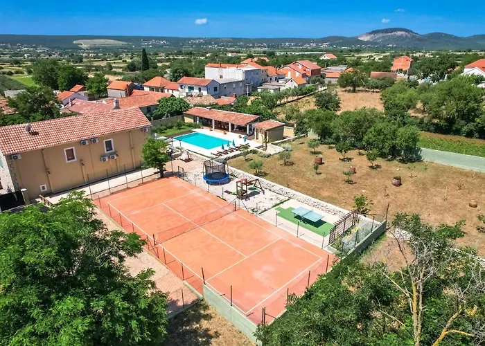 Bozini Dvori- With Pool, Sauna , Jacuzzi And Tennis Court *