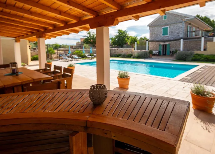 Bozini Dvori- With Pool, Sauna , Jacuzzi And Tennis Court