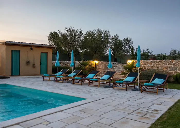 Bozini Dvori- With Pool, Sauna , Jacuzzi And Tennis Court Биоград-на-Мору